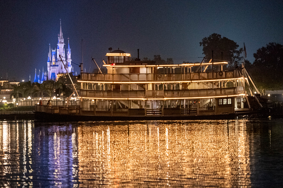 Watch Disney riverboat leave tracks and sail in open&nbsp;water