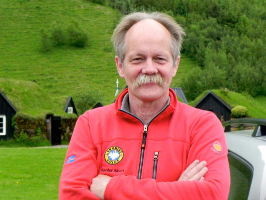 The man who walked up a volcano with 800 people on his back