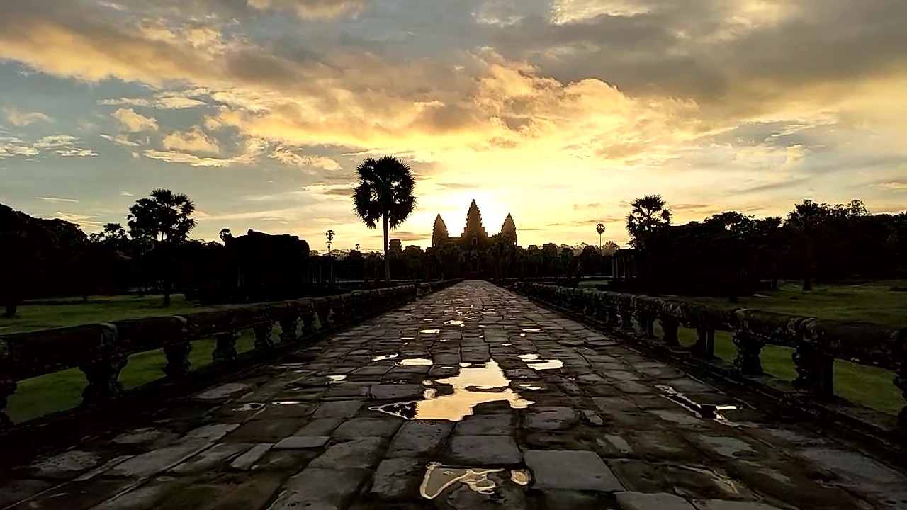 Watching the sun rise over Angkor Wat on autumn&nbsp;equinox