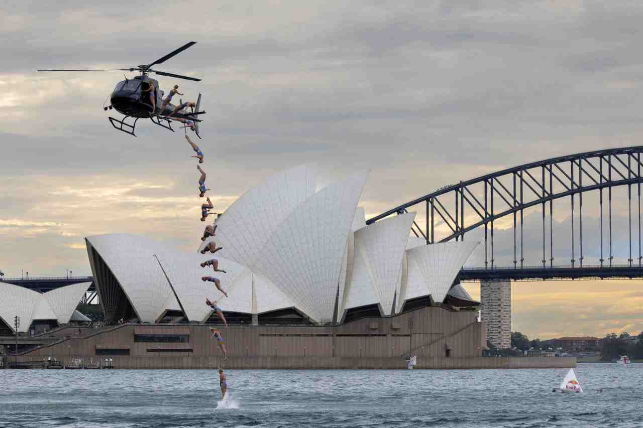 Sensational shot captures daredevil Sydney Harbour helicopter&nbsp;dive