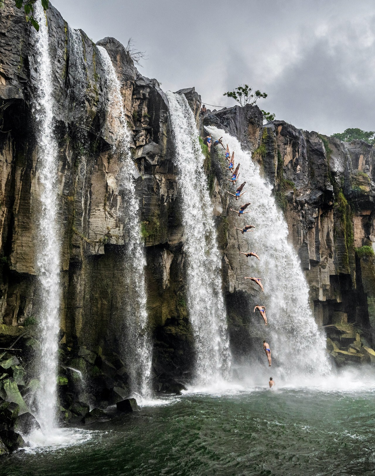 Incredible image captures daredevil cliff dive in&nbsp;Guatemala